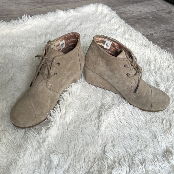 TOMS DESERT WEDGE SHOES TAUPE TAN SUEDE LACE UP - Picture 2 of 8